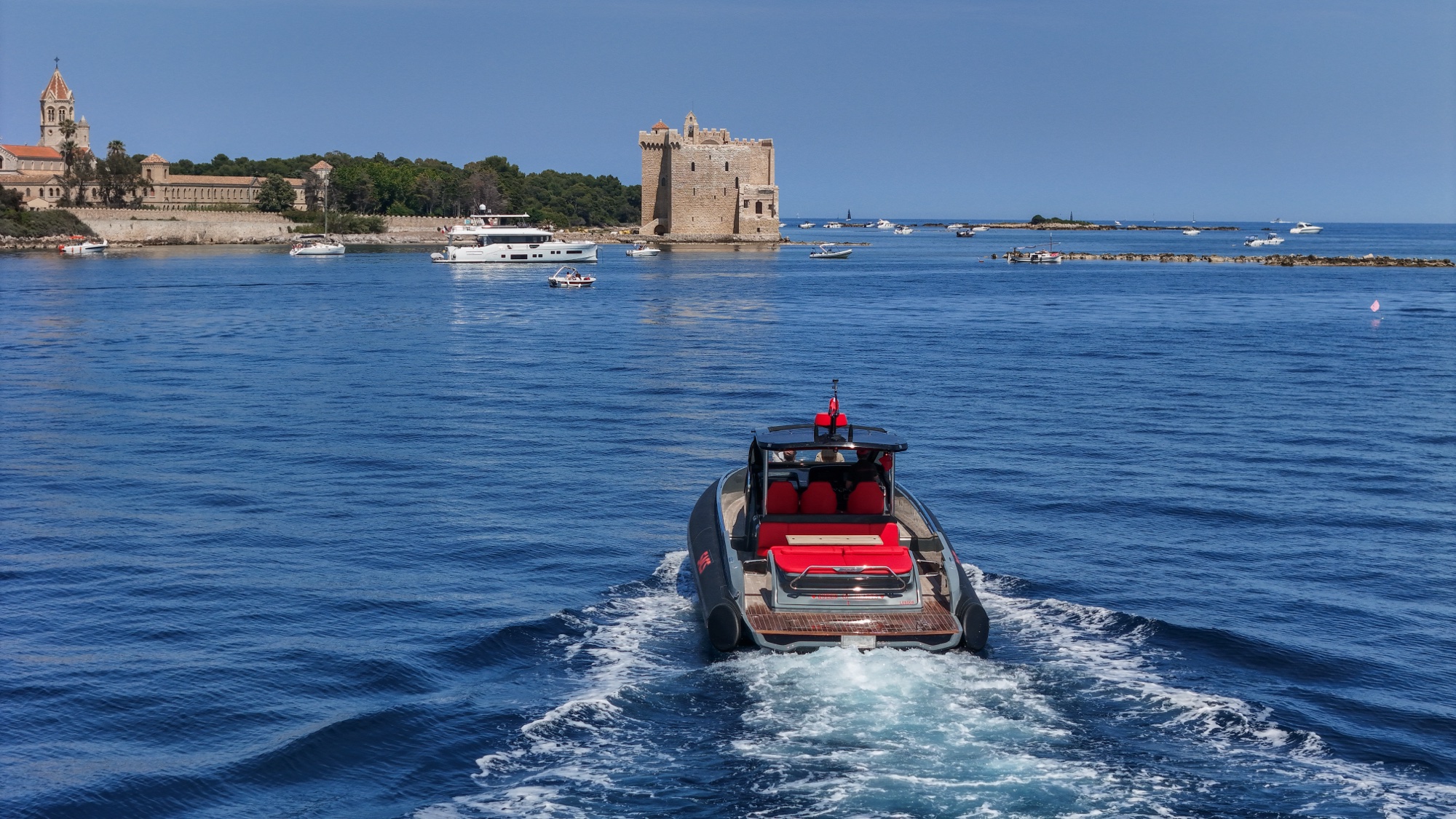 Queen of Hearts heading in toward Saint-Honorat's fortified monastery