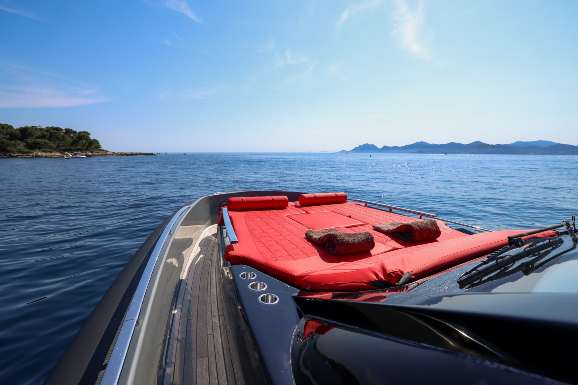 The bow sunbeds of Queen of Hearts pointed west toward the Estérel
